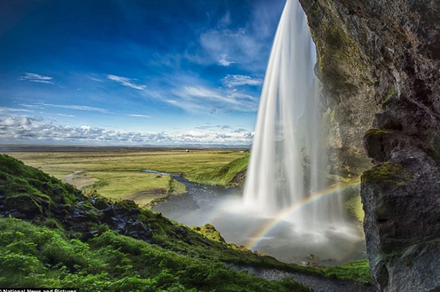 Podroze-10-jedynych-w-swoim-rodzaju-luksusowych-miejsc-na-swiecie-wodospad-Islandia
